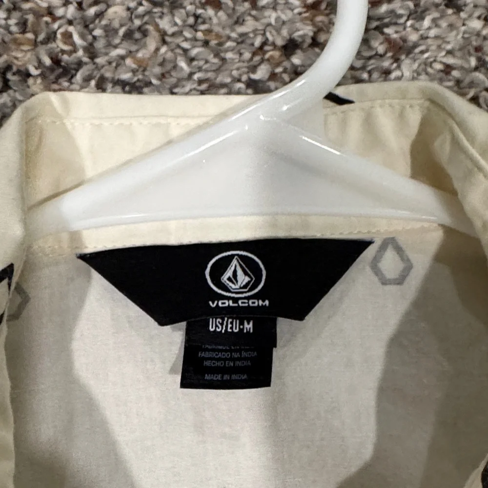 Volcom Cream Short-Sleeve Button-Up with Black Drop Print —FAST SHIP - Picture 2 of 3
